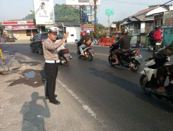 Personil Lalu Lintas Wilayah Hukum Polsek Ciampea Laksanakan Pelayanan Masyarakat Ciptakan Kondusifitas Jalan Raya Aman Dan Lancar