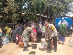 Bhabinkamtibmas Desa Gunung Sari Wilayah Hukum Polsek Citeureup Salurkan Air Bersih bersama Forkopimcam Citeureup