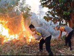 Upaya Pemadaman Kebakaran Lahan di Lakukan Pihak Kepolisian dan Warga