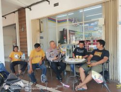 BHABINKAMTIBMAS WILAYAH HUKUM POLSEK CILEUNGSI SAMBANGI MASYARAKAT YG SEDANG NONGKRONG DAN MENGAJAK WARGA BERSINERGI DALAM MENJAGA KAMTIBMAS