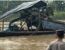 Polsek Kuantan Mudik Musnahkan Satu Unit Rakit PETI di Aliran Sungai Batang Kuantan Desa Saik