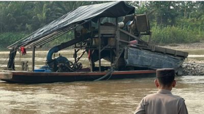 Polsek Kuantan Mudik Musnahkan Satu Unit Rakit PETI di Aliran Sungai Batang Kuantan Desa Saik