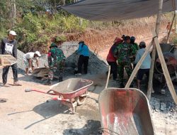 Karya Bakti Rabat Jalan Makam Desa, Upaya Babinsa Kedungrejo Tingkatkan Kekompakan Dengan Warga Binaan