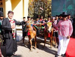 Laksamana Budayawan Gelar Pesta Budaya Lomba Karapan Sapi Panglima TNI Cup