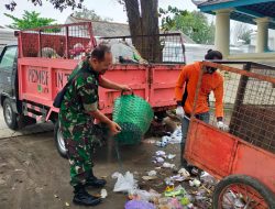Jaga Kebersihan Lingkungan, Babinsa Kauman Bantu Petugas Kebersihan