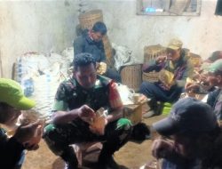 Jalin Silaturahmi, Serda Eka Putra Babinsa Koramil 26 Tosari Komsos Dengan Warga Desa Binaan