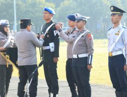 Polda Jatim Berikan Gif untuk Masyarakat yang Tertib Berlalulintas Pada Operasi Zebra Semeru 2023