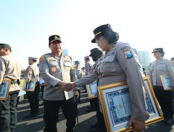 Kapolda Jatim Berikan 161 Penghargaan Untuk Personel Polri dan PNS Polda Jatim