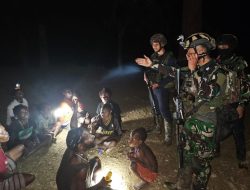 Bantu Masyarakat Korban Kebakaran, Satgas YPR 330 Tembus Hutan Belantara Papua Bagikan Sembako dan Obati Warga