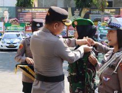 Srikandi Kodim Wonogiri Disematkan Pita Dalam Apel Gelar Pasukan Operasi Zebra Candi 2023 Polres Wonogiri