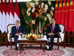 Presiden Jokowi Terima Kunjungan Resmi PM Li Qiang di Istana Merdeka