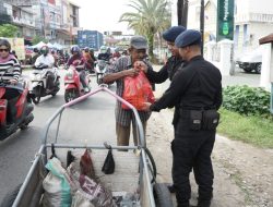 Polri Peduli Sesama Dalam Jum”at Berkah Kembali Satbrimob Polda Kalbar Bagikan Sembako Kepada Masyarakat Tidak Mampu