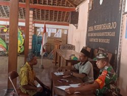 Babinsa Purwoharjo Dampingi Warga Terima BLT DD