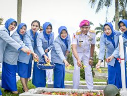 Peringati HUT Ke-78 TNI AL, Danlantamal IX Ziarah Ambondan Tabur Bunga di Taman Makam Pahlawan Kapahaha Kota Ambon