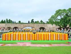 Pagi Hari di New Delhi, Presiden Jokowi Beri Penghormatan di Mahatma Gandhi Samadhi