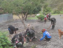 Satgas Yonif RK 115/ML Laksanakan Karya Bhakti Bersihkan Jalan Kampung Bersama Warga Kurilik Saat Anjangsana