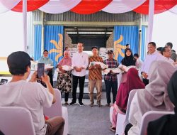 Presiden Jokowi Serahkan Bantuan Pangan Beras Untuk Masyarakat