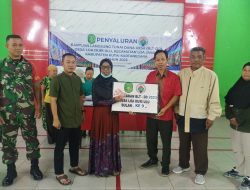 Babinsa Loa Duri Ulu Bantu Penyaluran BLT-DD Untuk Warga
