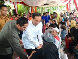 Presiden Jokowi Serahkan Bantuan Pangan Beras ke KPM di Cilegon