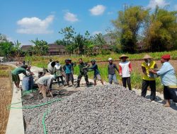 Perlancar Transportasi, Danramil 11/Manyaran Pimpin Karya Bakti Pengecoran Jalan