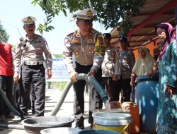 Sambut Hari Lalu Lintas Bhayangkara ke 68, Polantas Trenggalek Dropping Air Bersih Untuk Warga