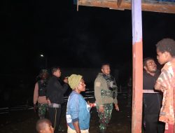 Satgas YPR 330 Hadirkan Pelita Dirumah Warga Papua, Anak-Anak Dapat Belajar Dengan Terang