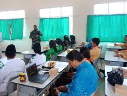 Babinsa Gurimbang Berikan Materi Wasbang Kepada Siswa SMPN 03 Sambaliung