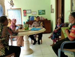 Wujud Kedekatan Dan Welas Asih, Babinsa Kepatihan Wetan Jenguk Warganya Yang Sakit