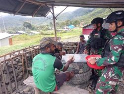 Dengan Berbagi Nasi Bungkus Kepada Masyarakat Wuyuneri, Satgas Yonif RK 115/ML Semakin Dekat Dengan Masyarakat