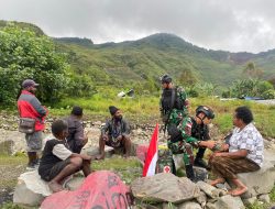 Potret Keceriaan Anak Papua, Satgas Yonif RK 115/ML Bagikan Gula-Gula Saat Laksanakan Anjangsana