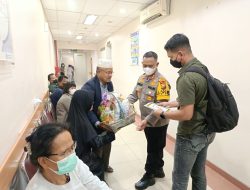 Wujud Kepedulian, Kapolres Rohul Jenguk Anggotanya Tengah Sakit Di Rumah Sakit Santa Maria Pekanbaru