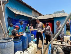 Polres Ponorogo Droping Air Bersih dan Sembako Untuk Warga