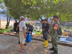 Budayakan Gotong Royong Babinsa Sertu Abdul Aziz Kerja Bakti Bersihkan Makam