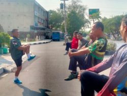 Jaga Kebugaran Tubuh, Koramil 04/Jebres Bina Fisik Dengan Jalan Sehat