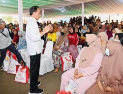 Presiden Jokowi Salurkan Bantuan Pangan kepada Masyarakat di Karawang