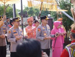 KAPOLDA BESERTA IBU DAN PJU POLDA KALBAR LAKUKAN KUNJUNGAN KERJA DI POLRES SINGKAWANG