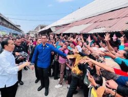 Presiden Jokowi Tinjau Harga Komoditas Pangan di Pasar Johar Karawang