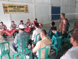 Gelar Jumat Curhat, Polres Pelalawan Himbau Warga Desa Makmur Jaga Keamanan Lingkungan dan Patuhi Peraturan Lalu Lintas