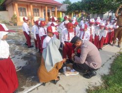 Mengharukan, Ini yang Dilakukan Anak Buah Kapolda Riau Irjen Iqbal, Beri Sepatu Untuk Anak Kurang Mampu