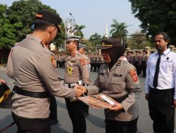 Kapolres Bogor Berikan Penghargaan Kepada Personil Polres Bogor Yang Berprestasi