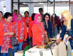 Tinjau Dekranasda Provinsi Jabar, Ibu Iriana dan OASE KIM Motivasi Para Pelaku UMKM