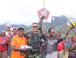 Sambut Peringatan HUT TNI ke-78 Tahun 2023, Satgas 330 dan Paguyuban Akmil 2005 Wiradharma Bagikan Sarana Olahraga untuk Warga Intan Jaya