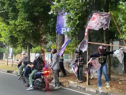 Sejumlah APK Partai Dirusak Masa, Usai Unjuk Rasa di Jalan Sudirman