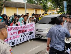 Mahasiswa Bersama Emak Emak Medan Deli Kembali Demo ke KPU dan DPRD Medan Tolak Berkas Pencalegan Bayek