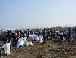 Clean Up Hari Ke 3 Polres Sukabumi Pandawaragroup Bareng Masyarakat Kabupaten Sukabumi Bersihkan Pantai Sanggrawayang
