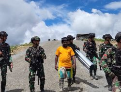 Aksi Satgas Yonif 330 Tri Dharma, Bantu Bangun Rumah Tokoh Pemuda Intan Jaya