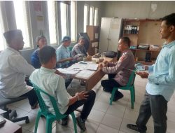 Bhabinkamtibmas Wilayah Hukum Polsek Sukamakmur Sosialisasi Dan Edukasi TPPO Kepada Staf Desa Sukamakmur Dan Ajak Jaga Kamtibmas
