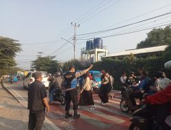 Bhabinkamtibmas Wilayah Hukum Polsek CWI (Ciawi) Polres Bogor Giat Pelayanan Masyarakat Dengan Laksanakan Gatur Lalu Lintas dan Menyeberangkan Pengguna Jalan Raya
