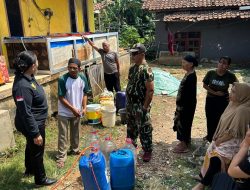 Bakti Sosial, Jajaran Korps Brimob Polri Distribusikan Air Bersih Kepada Warga Terdampak Kekeringan di Cigombong