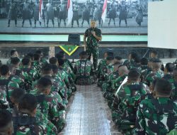 Danyonif 754/ENK Bagikan Hadiah dan Berikan Jam Komandan dalam Rangka HUT Infanteri ke-78